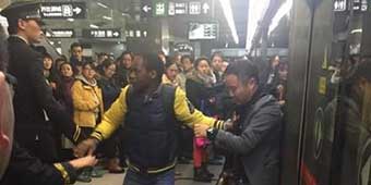Foreigner Breaks Up Violent Subway Fight in Beijing 