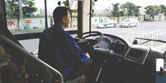 “The Bus has 4 Thieves”: Sichuan Driver Calls out Pickpockets on his Bus 