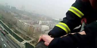 Tianjin Woman Threatens to Jump from Building if Boyfriend Doesn’t Apologize on Knees