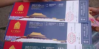 Forbidden City Scalpers Sell 300 Yuan Tickets during Qingming Festival
