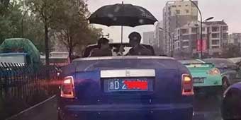Tuhao Rolls-Royce Owner Photographed Sheltering Car with Umbrella 
