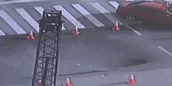 Quick-thinking Hangzhou Policeman Saves Drivers from Massive Sinkhole