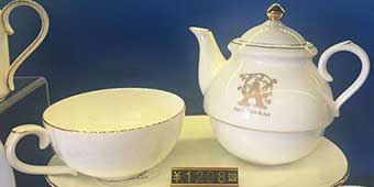 Woman Charged 1103 RMB for Breaking Cup at Wuxi Teahouse 