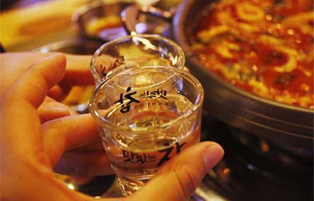 A Guide to China’s Alcohol Culture and Drinking Etiquette