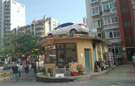 Angry Woman Blocks Entrance, Returns to Find Car on Roof