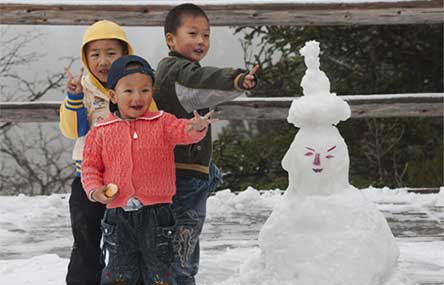 Northern China Shocked by Snowfall After Mid-Autumn Festival 