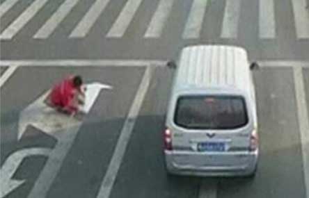 Chinese Man Fined for Painting Own Road Sign to Ease Commute 