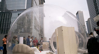 “Bubble Room” Attracts Chengdu Citizens; Likely Due to Model Living Inside