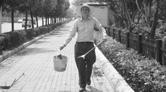 US Man in Wuhan Takes to Cleaning the Streets Everyday; Says It’s His “Responsibility” 