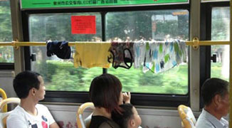 Fujian Woman Uses Public Bus for Ingenious Clothes Drying Technique