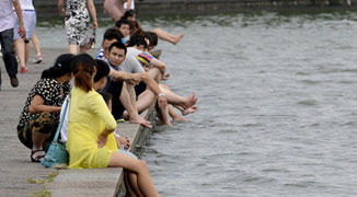 Hangzhou’s West Lake Becomes Giant Foot Bath; Management Couldn’t Care Less