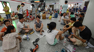 Hangzhou Hits 40+℃; Hundreds of Locals Cool Down in Subway Stations