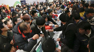 Over 8,000 People Stranded at Kunming Airport Due to Heavy Snowfall and Rain
