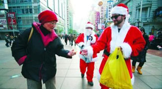 Foreigners Earn Up to 30,000 RMB Being Santa Claus
