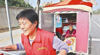 Woman, Aged 91, Pulled Around China in a Rickshaw By Her Daughter 