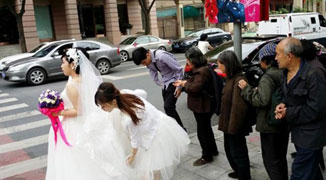 Chengdu Wedding Parties Plagued by Elderly Hongbao Snatchers 