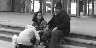“Good Samaritans” in Beijing Wash Old Street Peddlers’ Feet  