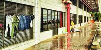 Chengguan Office Building Uses Sprinklers to Drive Away Homeless