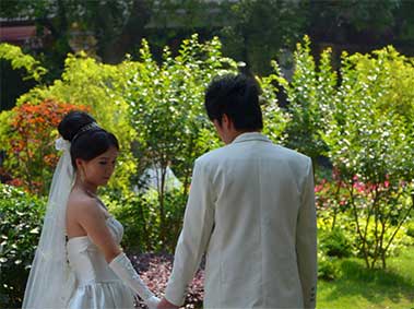 Survey: 45% of Shanghai Couples Date Less Than 1 Year Before Marriage