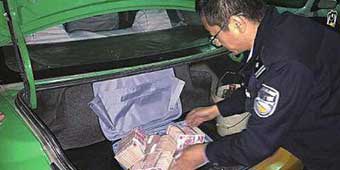 Man Leaves 1 Million Yuan in Taxi, Miraculously Gets It Back 