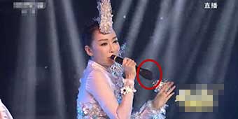 Chinese Gala Singer Caught Lip-Synching by Holding Mic Upside Down 