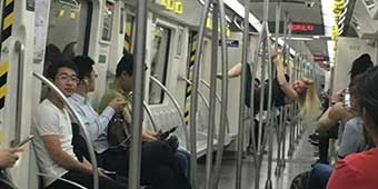 Foreign Woman Photographed Pole Dancing on the Tianjin Subway 