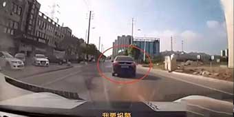 A Woman in Jiangsu Rugao Yells "Child Kidnapping" and a Good Samaritan in Porsche Gave Chase